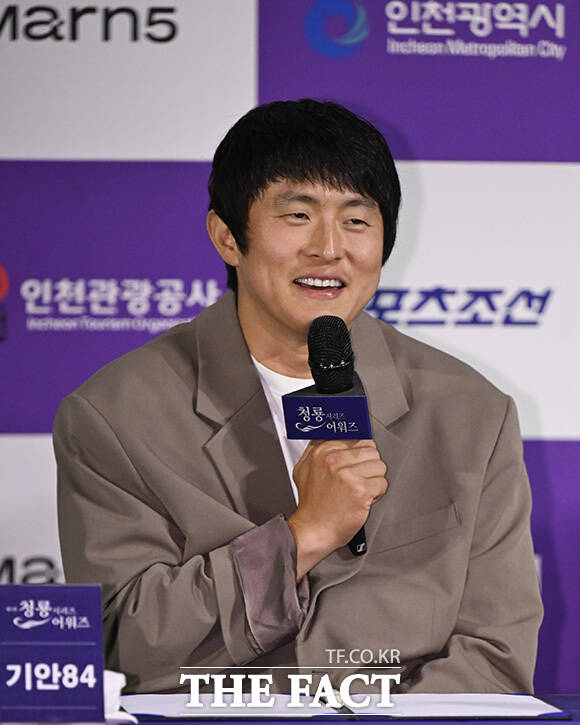 행사 참석자들이 하트포즈를 취하고 있다.