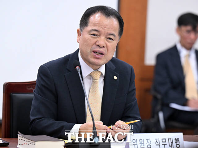 국회 6.3 지방선거 투표용지 부족 사태 국정조사특별위원회(국조특위) 위원장인 윤상현 국민의힘 의원이 7일 경기 과천시 중앙선거관리위원회에서 열린 현장회의 및 전체회의에 참석해 의사봉을 두드리고 있다.