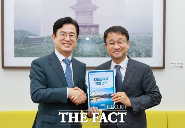 7일 국회를 방문한 허태정 대전시장이 한병도 더불어민주당 원내대표와 기념 촬영을 하고 있는 모습. /대전시