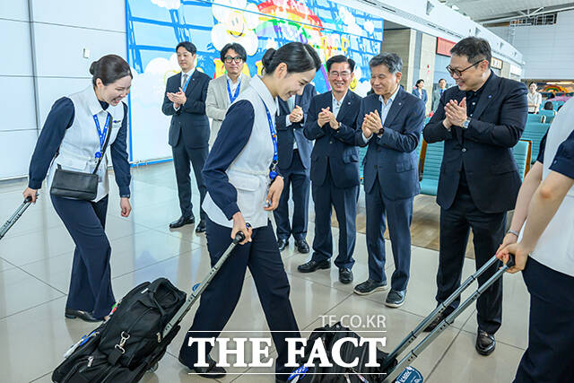 파라타항공의 인천~삿포로 노선은 매일 1회 운항하며, 총 260석 규모의 A330-200 항공기가 투입된다. 사진은 첫 운항에 나서는 기장 및 승무원들을 응원 하는 윤철민 파라타항공 대표(오른쪽). /공항사진기자단