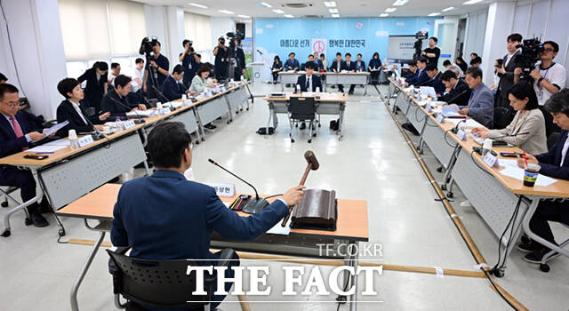 국회 6.3 지방선거 투표용지 부족 사태 국정조사특별위원회(국조특위) 위원장인 윤상현 국민의힘 의원이 7일 서울 종로구 서울시선거관리위원회에서 열린 현장회의 및 전체회의에 참석해 의사봉을 두드리고 있다.