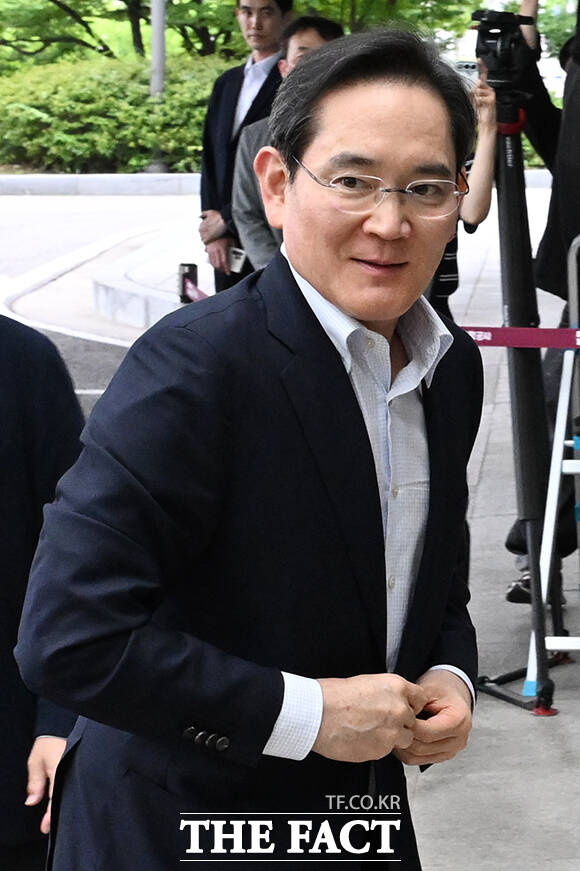 이재용 삼성전자 회장이 7일 오후 미국 선밸리 콘퍼런스 참석을 위해 서울 강서구 김포국제공항 비지니스항공센터에서 미국 시애틀로 출국하고 있다. /김포공항=김성렬 기자