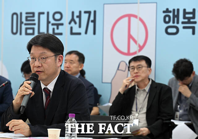 국회 6.3 지방선거 투표용지 부족 사태 국정조사특별위원회(국조특위) 위원장인 윤상현 국민의힘 의원이 7일 서울 종로구 서울시선거관리위원회에서 열린 현장회의 및 전체회의에 참석해 의사봉을 두드리고 있다.
