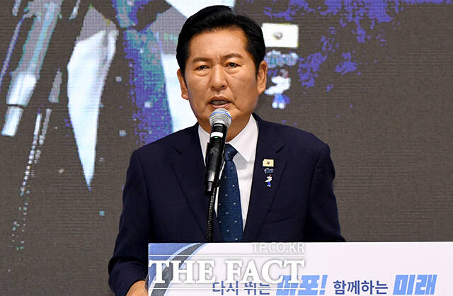 정청래 전 더불어민주당 대표가 7일 오후 서울 마포구 마포구청에서 열린 민선 9기 마포구청장 취임식에서 축사를 하고 있다. /박상민 기자