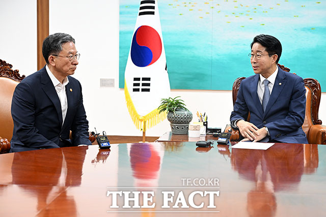 조정식 국회의장이 7일 오후 서울 여의도 국회 의장집무실을 찾은 정성호 법무부 장관과 기념 촬영을 하고 있다. /국회=서예원 기자