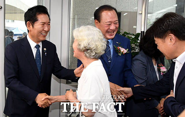 정청래 전 더불어민주당 대표(왼쪽)와 유동균 마포구청장이 7일 오후 서울 마포구 마포구청에서 열린 민선 9기 마포구청장 취임식을 마치고 시민들과 인사하고 있다. /박상민 기자