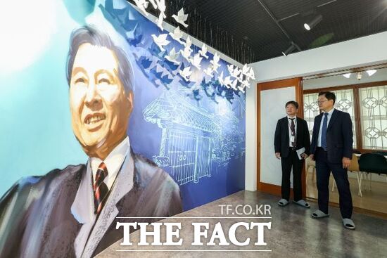 민경선 경기 고양시장(오른쪽)이 재개관을 앞둔 1일 관계자와 '김대중 대통령 사저 기념관'을 둘러 보며 상태를 점검하고 있다. /고양시