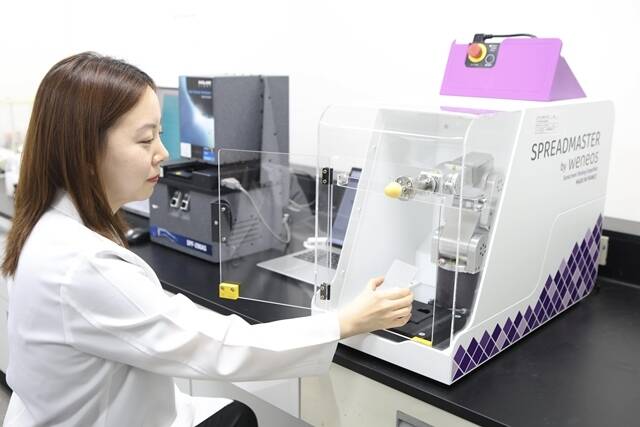 코스맥스는 프랑스 숙련도 시험기관 BIPEA가 주관한 자외선 차단지수(SPF) 숙련도 평가에서 'Satisfactory' 등급을 획득했다고 7일 밝혔다. /코스맥스
