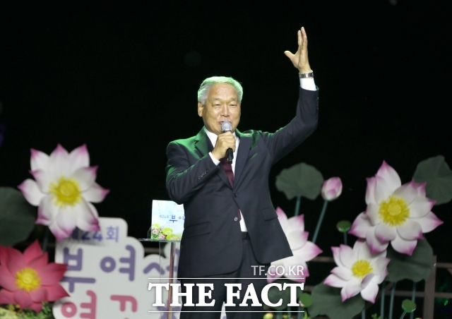 이용우 부여군수가 제24회 서동연꽃축제 개막식에서 인사말을 하고 있다. /부여군