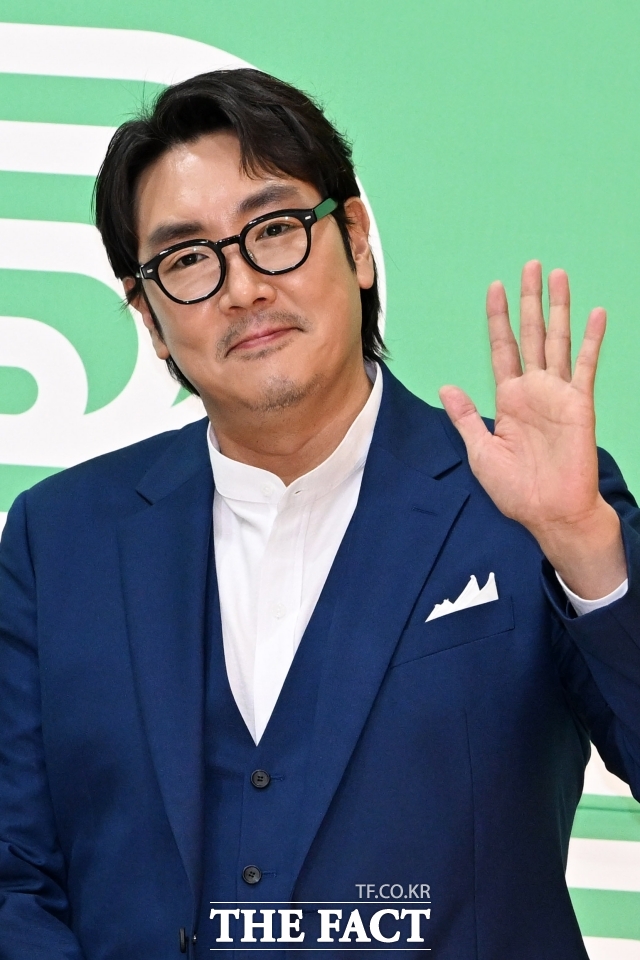 배우 조진웅의 과거 논란으로 방송이 무기한 연기됐던 tvN 드라마 '시그널2'가 다시 편성될 수 있다는 소식이 전해지면서 온라인에서는 뜨거운 갑론을박이 이어지고 있다. 사진은 조진웅이 지난해 서울 서대문구 연세대학교 대강당에서 진행된 제22회 서울국제환경영화제 개막식 포토콜에 참석해 포즈를 취하고 있다. /더팩트 DB