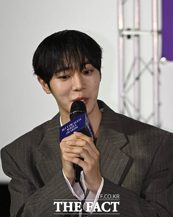 주지훈이 포즈를 취하고 있다.
