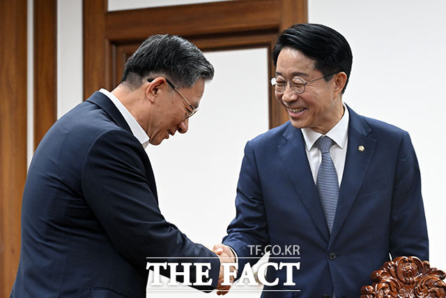 조정식 국회의장이 7일 오후 서울 여의도 국회 의장집무실을 찾은 정성호 법무부 장관과 기념 촬영을 하고 있다. /국회=서예원 기자