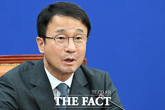 원내대책회의에서 발언하는 한병도 더불어민주당 당대표 직무대행 겸 원내대표.