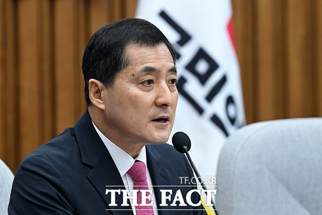 박대출 국민의힘 선거관리개혁특위 위원장(오른쪽)이 음선필 홍익대학교 법과대학 교수와 인사를 나누고 있다.