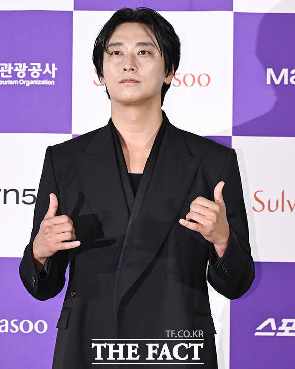 주지훈이 포즈를 취하고 있다.