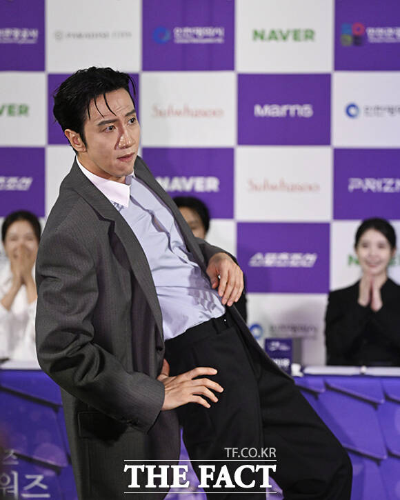 이광수의 포즈에 염혜란과 아이유가 웃음짓고 있다.