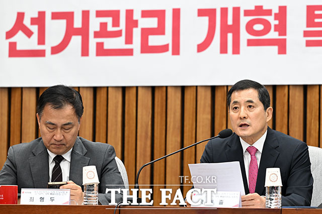 박대출 국민의힘 선거관리개혁특위 위원장(오른쪽)이 음선필 홍익대학교 법과대학 교수와 인사를 나누고 있다.