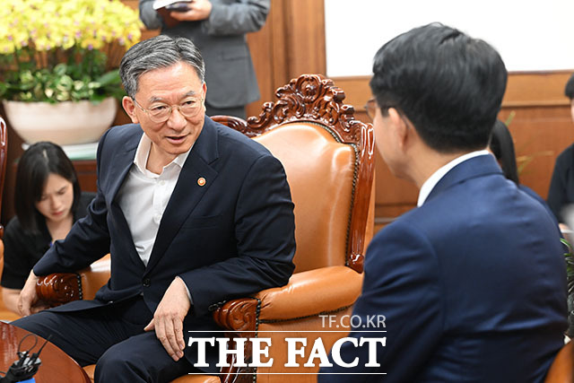 조정식 국회의장이 7일 오후 서울 여의도 국회 의장집무실을 찾은 정성호 법무부 장관과 기념 촬영을 하고 있다. /국회=서예원 기자