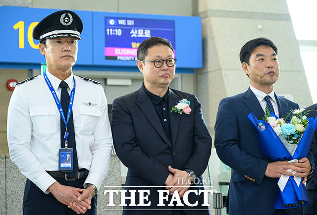 파라타항공의 인천~삿포로 노선은 매일 1회 운항하며, 총 260석 규모의 A330-200 항공기가 투입된다. 사진은 첫 운항에 나서는 기장 및 승무원들을 응원 하는 윤철민 파라타항공 대표(오른쪽). /공항사진기자단