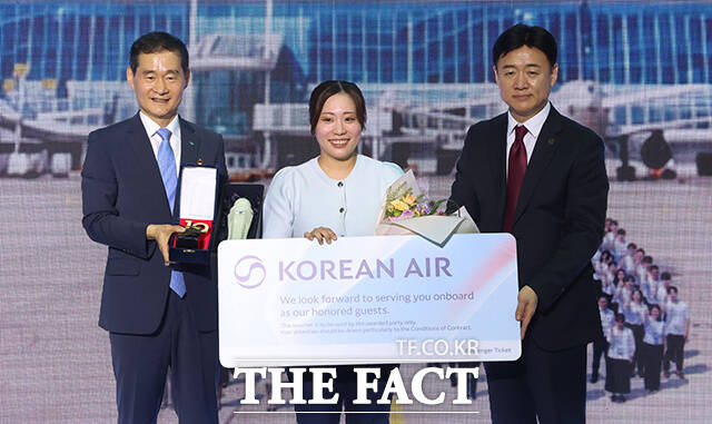 10억 번째 여객인 일본인 하라 아야카(가운데)씨.