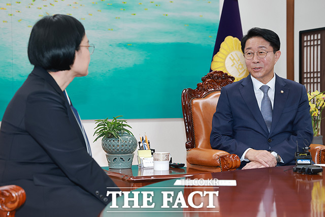 대화 나누는 조정식 국회의장(오른쪽)과 한성숙 국무총리.