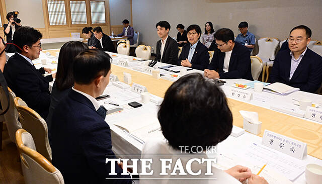 정은경 보건복지부 장관(가운데)이 7일 오후 서울 종로구 정부서울청사에서 열린 제4차 통합돌봄정책위원회 회의에 참석해 모두발언을 하고 있다. /임영무 기자