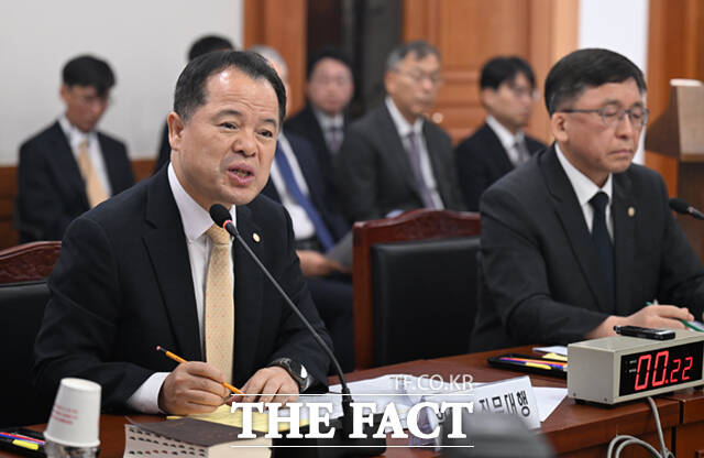 위철환 중앙선관위원장 직무대행이7일 경기 과천시 중앙선거관리위원회에서 열린 투표용지 부족사대 등 국민 참정권 침해 진상규명 및 선거관리 개혁을 위한 국정조사특별위원회(국조특위) 현장회의 및 전체회의에 참석해 의원 질의에 답하고 있다. 오른쪽은 강동완 중앙선관위 사무총장 직무대리. /과천=이새롬 기자