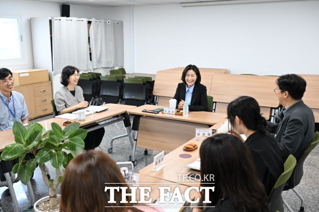 7일 우성빈(왼쪽 세 번째) 기장군수가 기장읍 행정복지센터를 방문해 직원들을 격려하고 있다. /기장군청