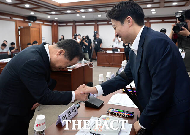국회 6.3 지방선거 투표용지 부족 사태 국정조사특별위원회(국조특위) 위원장인 윤상현 국민의힘 의원이 7일 경기 과천시 중앙선거관리위원회에서 열린 현장회의 및 전체회의에 참석해 의사봉을 두드리고 있다.