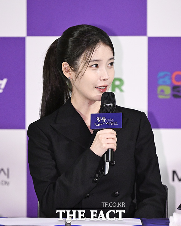 아이유가 발언하고 있다.