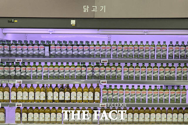 닭고기 코너에 올리브오일이 진열돼 있다.