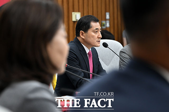 박대출 국민의힘 선거관리개혁특위 위원장(오른쪽)이 음선필 홍익대학교 법과대학 교수와 인사를 나누고 있다.