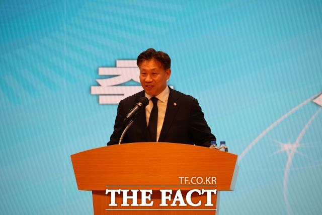 류동근 한국해양대 총장이 7일 부산시청 대강당에서 열린 2026 남부권 발전포럼에서 축사를 하고 있다. / 손연우 기
