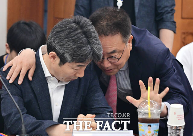 국회 6.3 지방선거 투표용지 부족 사태 국정조사특별위원회(국조특위) 위원장인 윤상현 국민의힘 의원이 7일 경기 과천시 중앙선거관리위원회에서 열린 현장회의 및 전체회의에 참석해 의사봉을 두드리고 있다.