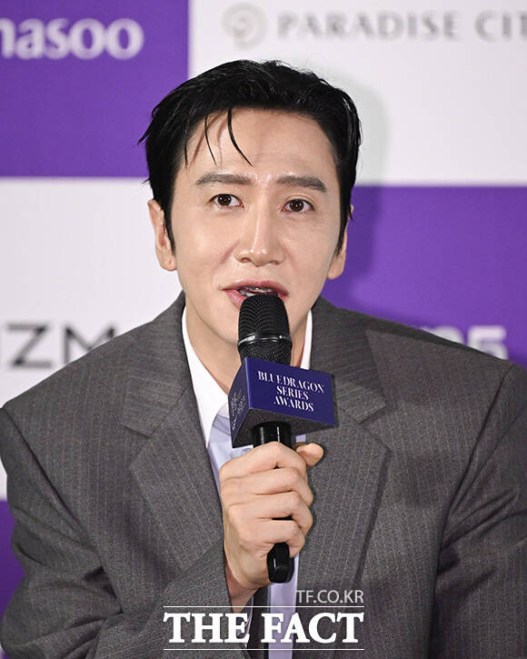 이광수의 포즈에 염혜란과 아이유가 웃음짓고 있다.