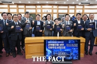  민주당 의원들과 기념촬영하는 김민석 전 총리 [포토]
