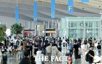  인천공항 누적 여객 10억명 달성...붐비는 출국장 [포토]