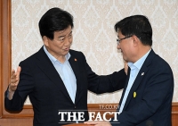  김성환 장관과 대화 나누는 정동영 통일부 장관 [포토]