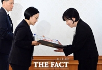  녹조근정훈장 전수하는 한성숙 국무총리 [포토]