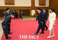  이재명 대통령에게 허리 숙여 인사하는 한병도 원내대표 [포토]