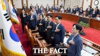  첫 주재 국무회의에서 국민의례하는 한성숙 총리와 국무위원들 [포토]