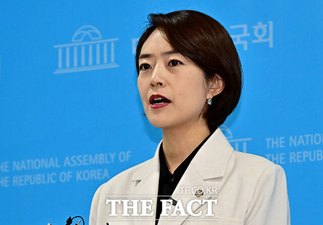 고민정 더불어민주당 의원이 8일 오전 서울 여의도 국회 소통관에서 기자회견을 열고 당대표 출마선언을 하고 있다. /국회=배정한 기자