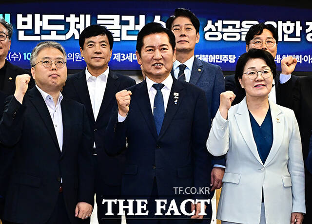 정청래 더불어민주당 전 대표가 8일 오전 서울 여의도 국회 의원회관에서 열린 서남권 반도체 클러스터 성공을 위한 정책토론회에 참석해 인사말을 하고 있다. /국회=배정한 기자