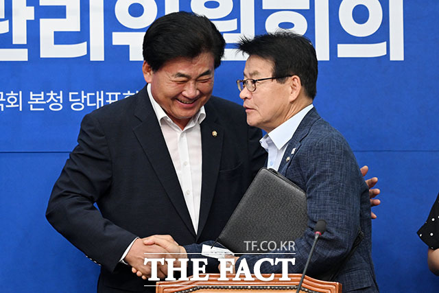 소병훈 더불어민주당 중앙당선거관리위원회 위원장(가운데)이 의사봉을 두드리고 있다.