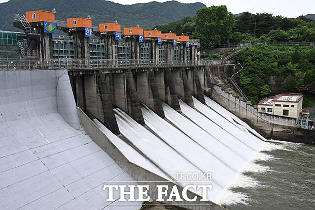 전국이 장마전선의 영향권이 든 8일 오후 충북 괴산 괴산댐이 수문을 열고 방류하고 있다. /괴산=김성렬 기자