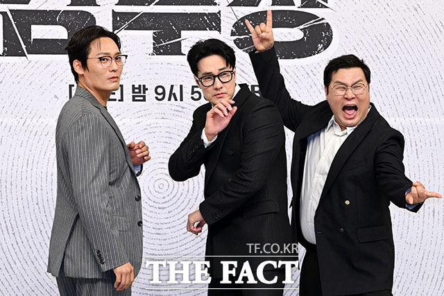배우 최대훈 소지섭 윤경호(왼쪽부터)가 호흡을 맞춘 SBS 금토드라마 '김부장'이 전 세계에서 큰 사랑을 받고 있다. 사진은 지난달 25일 오후 서울 양천구 목동 SBS에서 열린 '김부장' 제작발표회에 참석한 모습. /서예원 기자