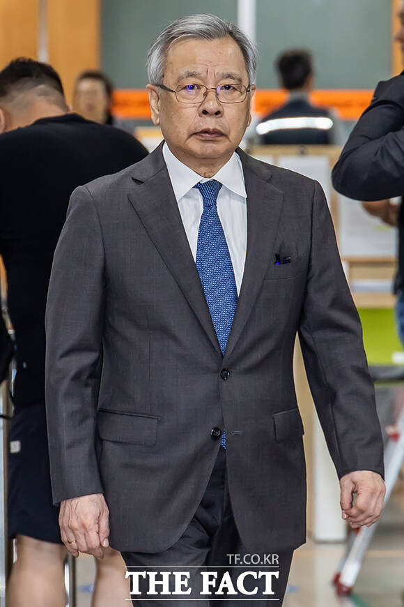 대장동 50억 클럽 뇌물 의혹으로 기소된 박영수 전 특별검사가 8일 오후 서울 서초구 서울중앙지방법원에서 열린 공판에 출석하고 있다. /남윤호 기자