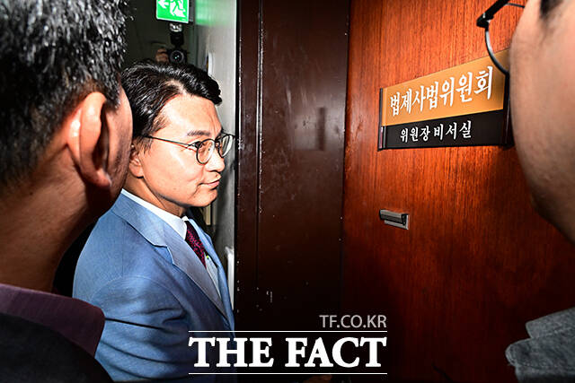 서영교 법사위원장에게 면담 요청하는 윤상현 국민의힘 의원.