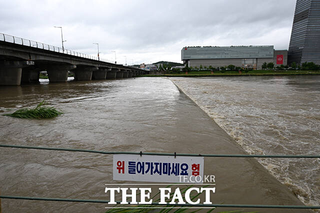 세종과 충청, 전북지역에 호우특보가 발효된 8일 오후 대전 유성구 대덕대교 일대 갑천에서 흙탕물이 강하게 내려오고 있다. /대전=김성렬 기자