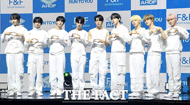 그룹 아홉(AHOF)의 장슈아이보, 박한, 서정우, 제이엘, 스티븐, 즈언, 차웅기, 박주원, 다이스케(왼쪽부터)가 8일 오후 서울 광진구 예스24 라이브홀에서 열린 미니3집 'RUN TO YOU' 쇼케이스에 참석해 포즈를 취하고 있다. /박상민 기자